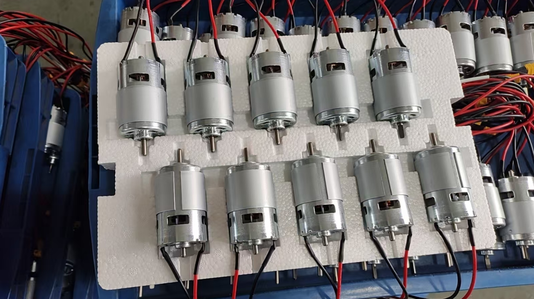 What kind of motor does the popular folding washing machine use?