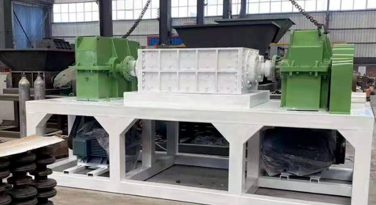 The plastic shredder uses two motors to independently drive two main shafts to rotate in opposite directions