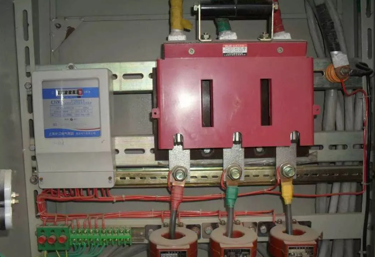 What is the difference between self-balancing transformers and differential protection in motor protection devices?