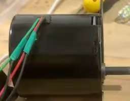 What are the selection principles for the fixed end and the free end in the bearing system of motor products?