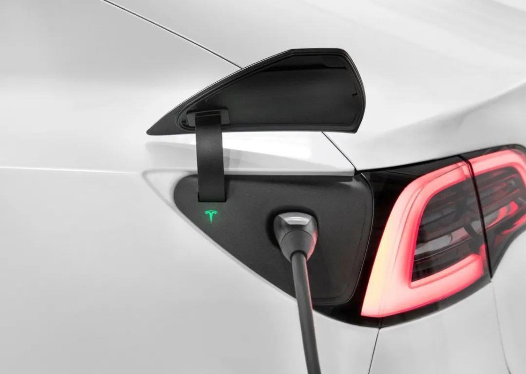 Tesla обяви дизайна на пистолет за отворено зареждане, стандартът беше преименуван на NACS